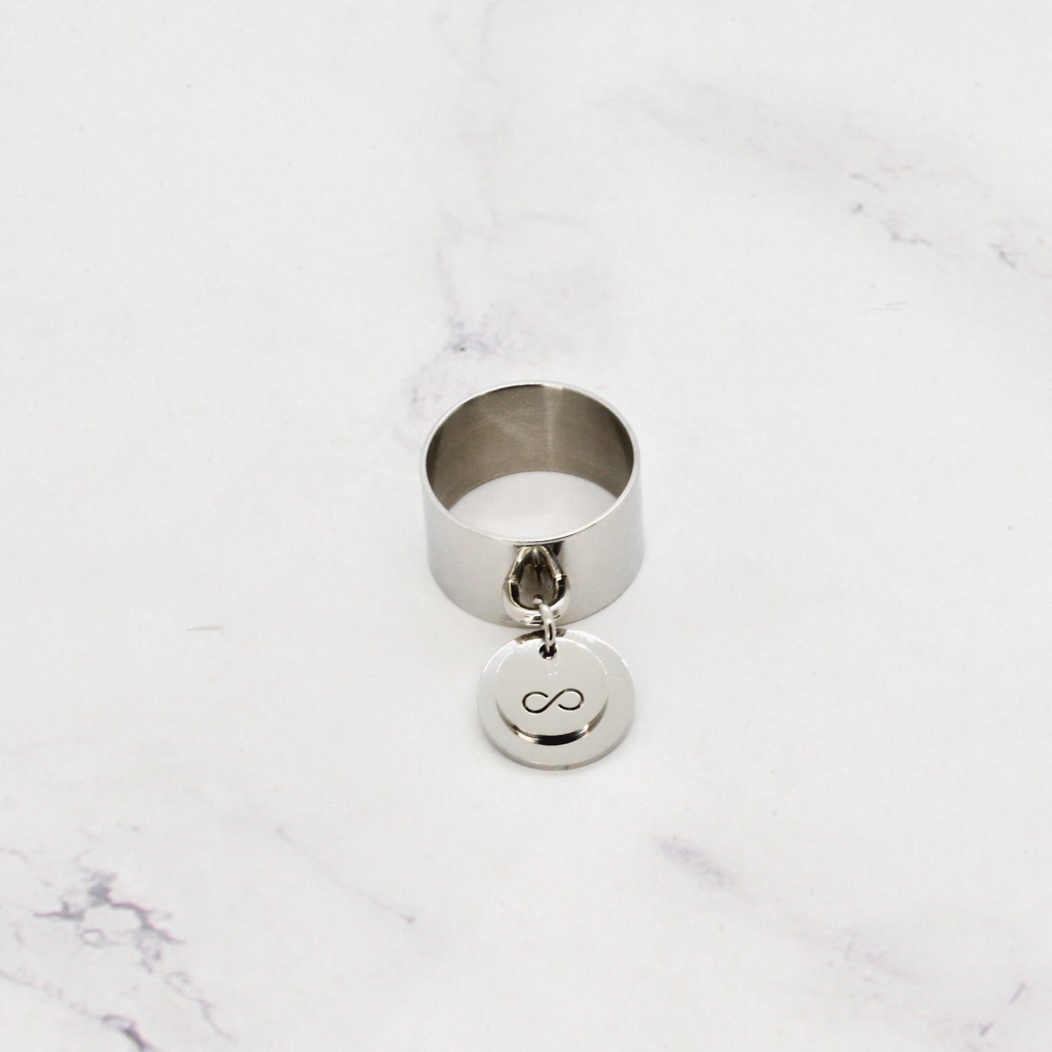 Anello con doppia nappa infinita
acciaio perforato - 12mm