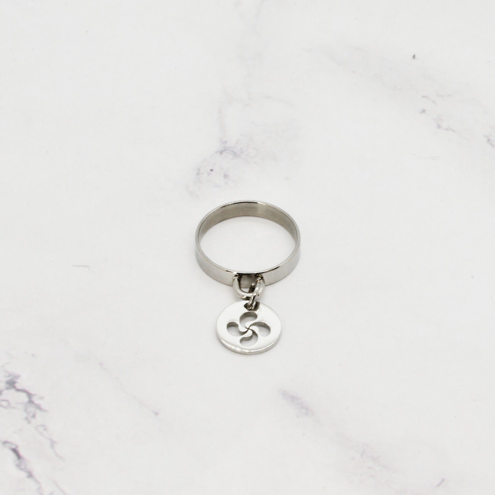 Anello con nappa traforato
croce basca in acciaio - 3mm