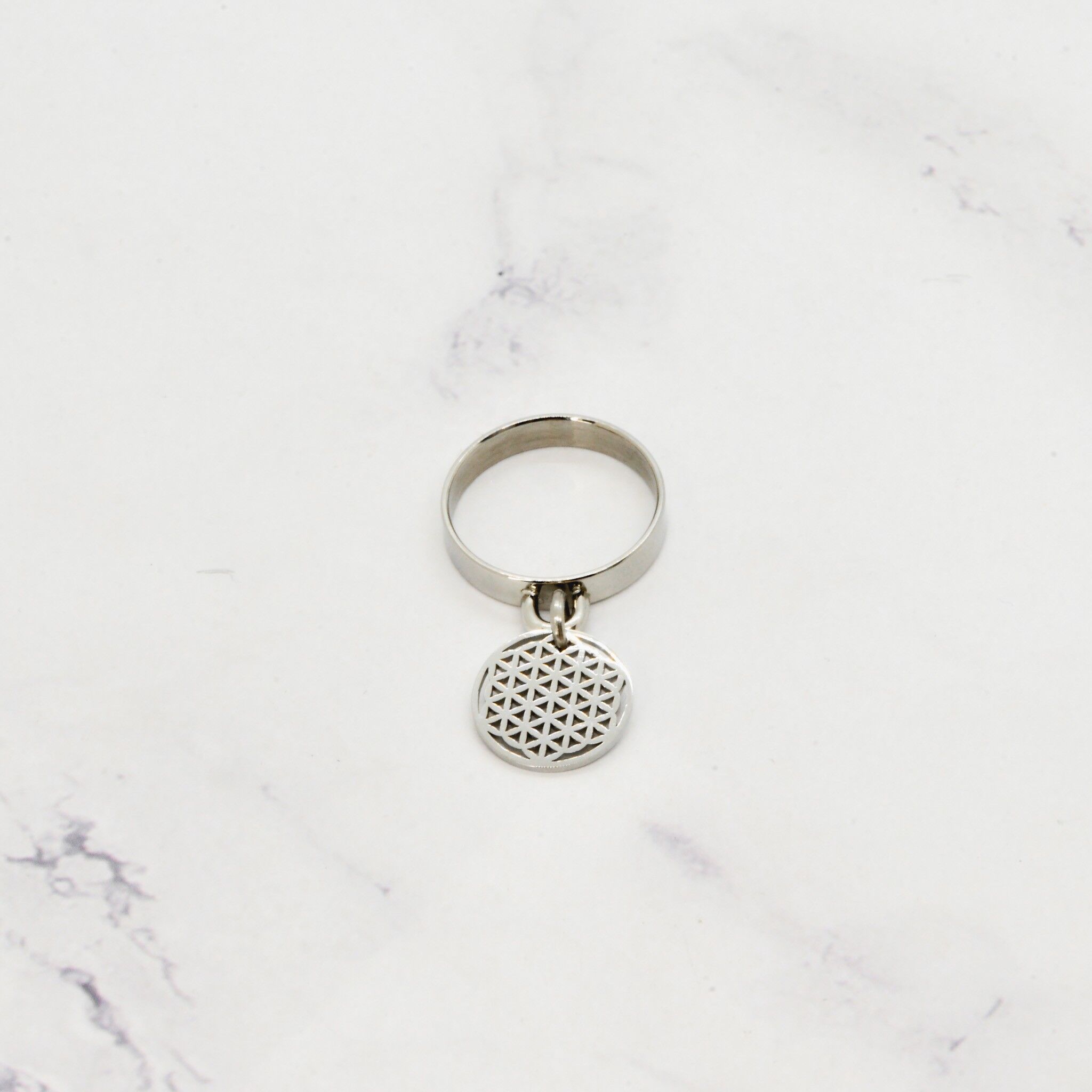 Anello con nappa traforato
fiore della vita in acciaio - 3mm