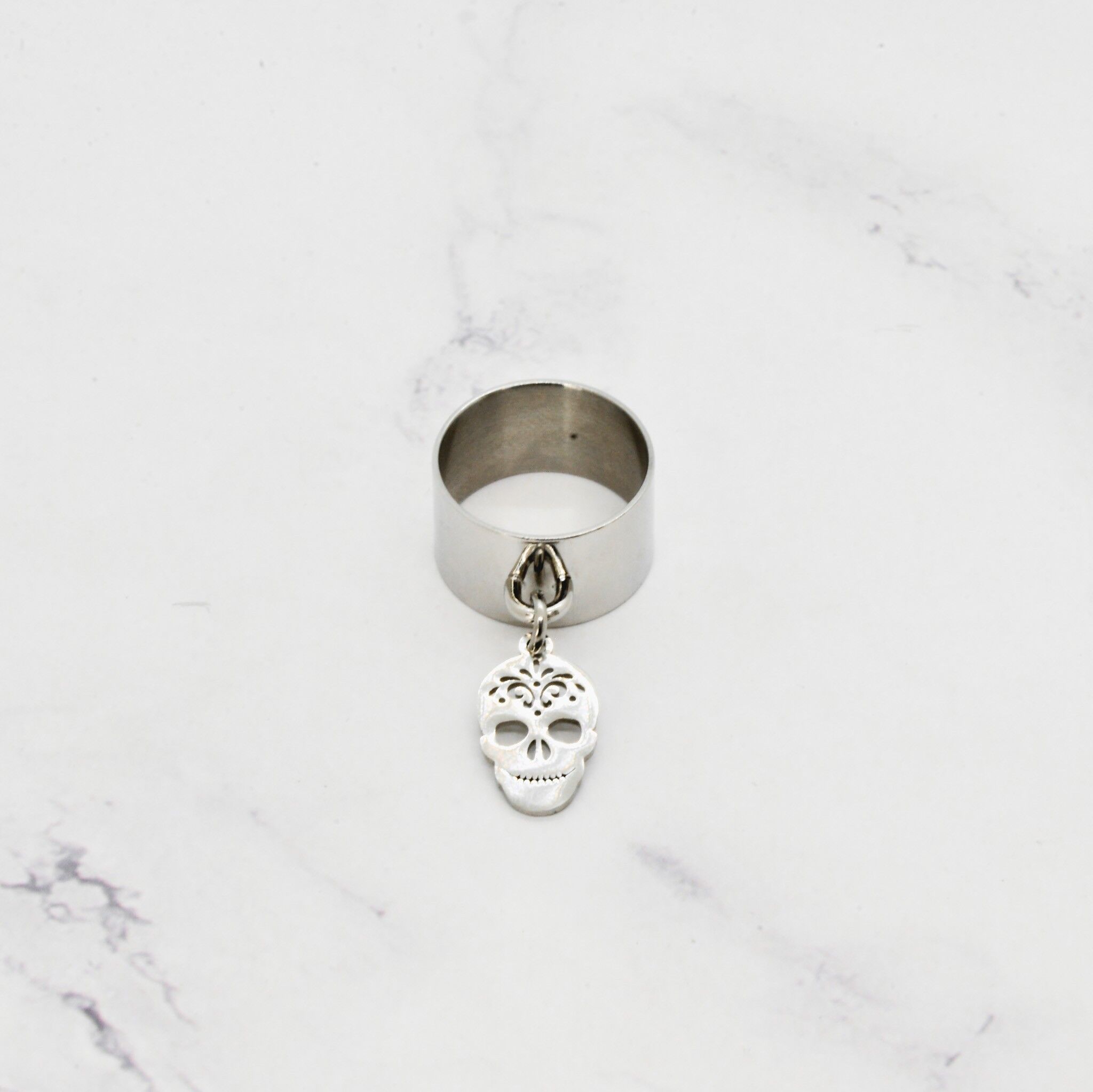 Anello con charm traforato
teschio in acciaio - 12mm