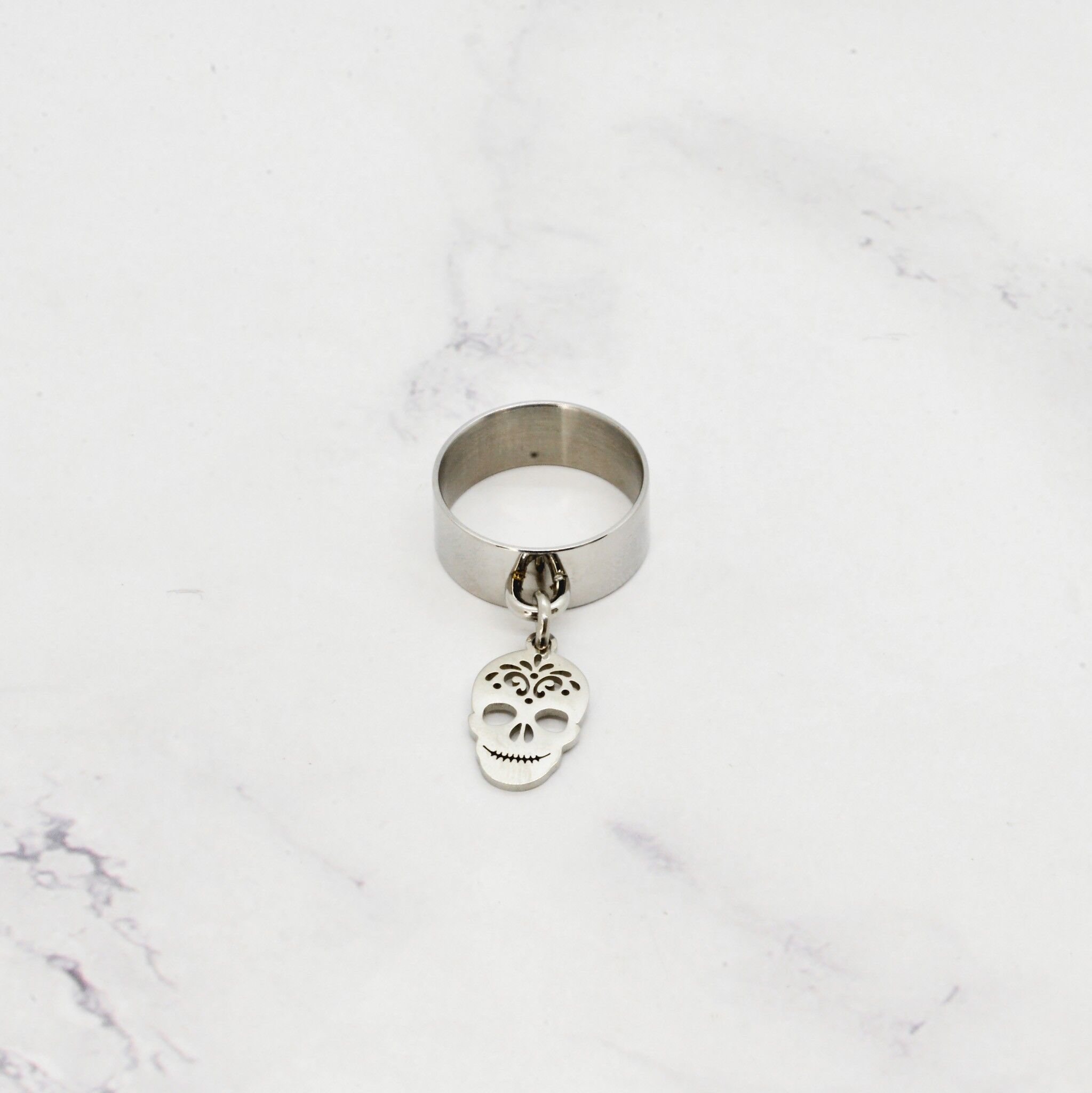 Anello con charm traforato
teschio in acciaio - 8mm