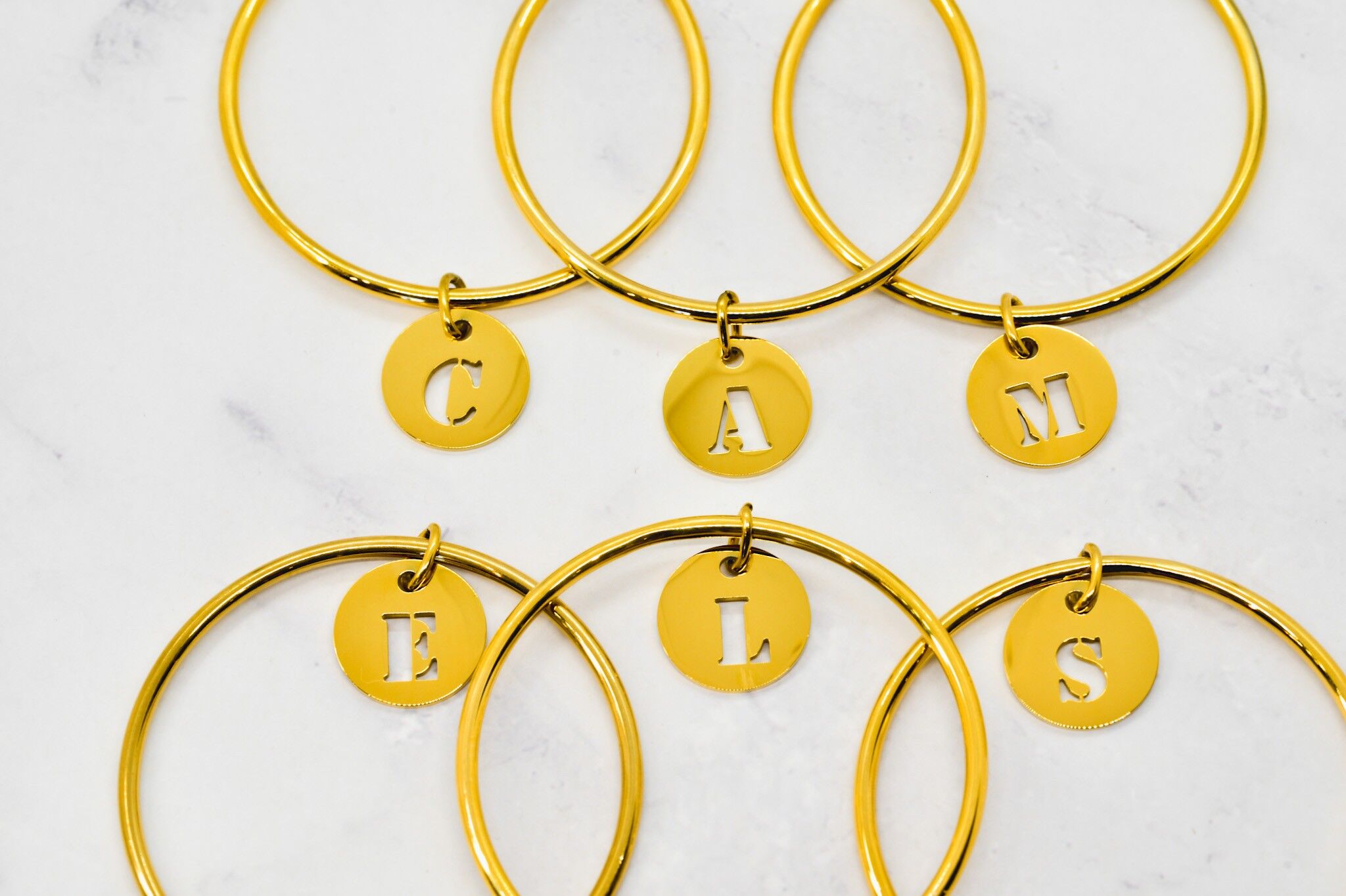 Set of 26 openwork letter A-Z tassel bangle gold - 20mm