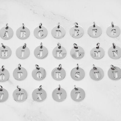 Set de 26 anillos colgantes con letras caladas A-Z 15mm - 8mm