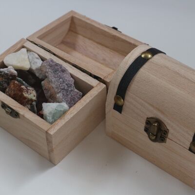 Boîte à trésors avec mélange de pierres précieuses brutes