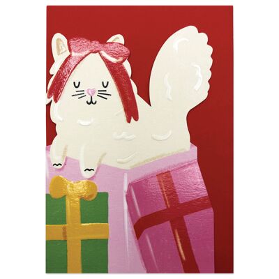 Tarjeta Gato blanco esponjoso entre regalos de Navidad