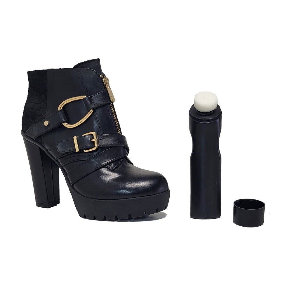 Bottiglie con lucido da scarpe nero