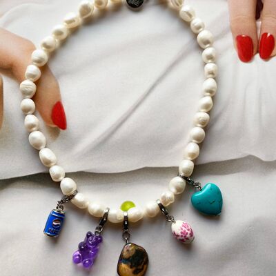 El collar de perlas CHARLOTTE - CON CHARMS