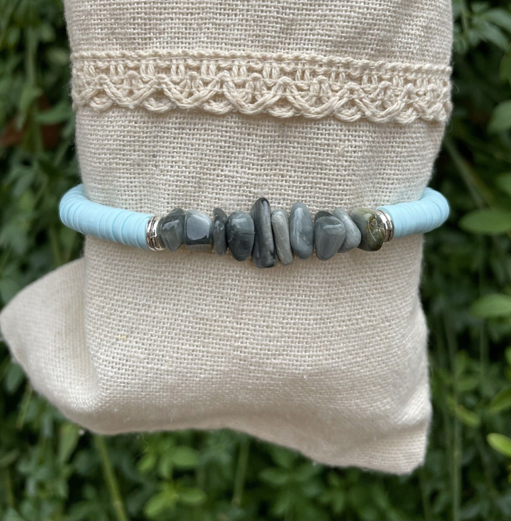 Bracciale elastico in tormalina grigia e perle Heishi