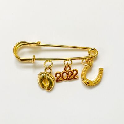 Pin's porte-bonheur comme cadeau de naissance ou de baptême avec 3 breloques