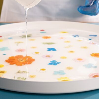 Table en résine florale (version blanche)