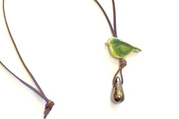 Collier oiseau vert olive