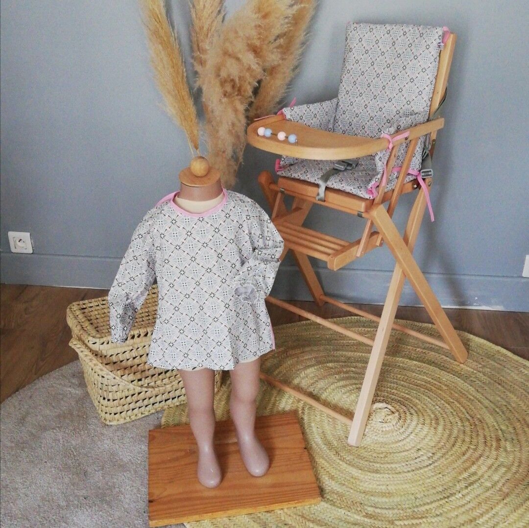 Bavaglino con maniche in cotone impermeabile grigio