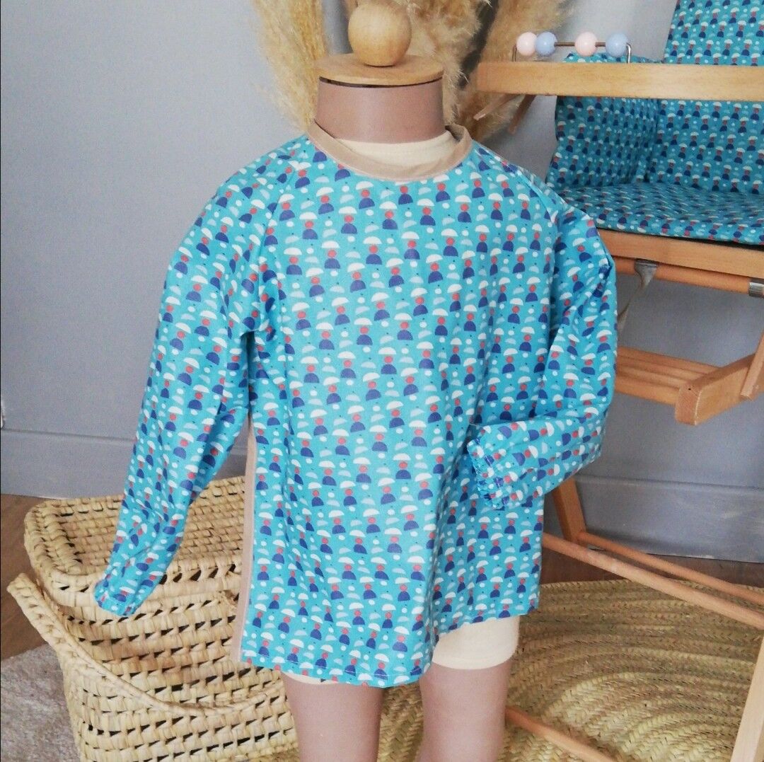 Bavaglino con maniche in cotone impermeabile spalmato blu