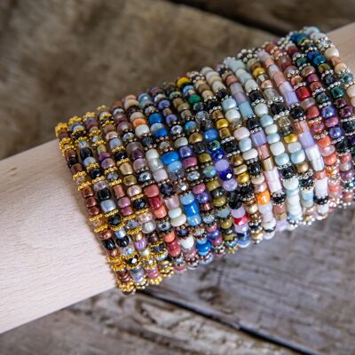 Bracelets pour dames bracelets en perles de verre sur un rouleau en bois