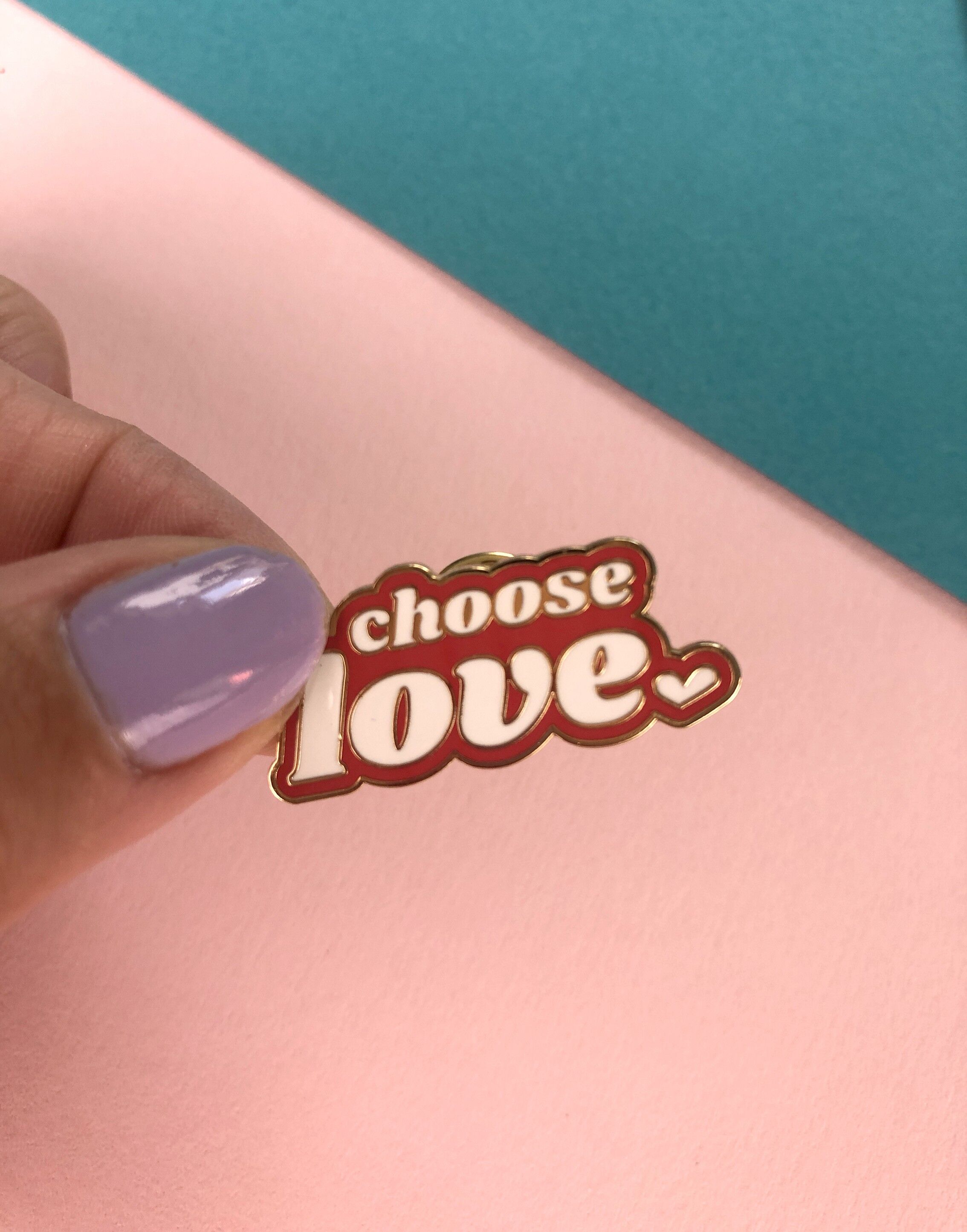 WÄHLEN SIE LIEBE EMAILLE PIN ROT
