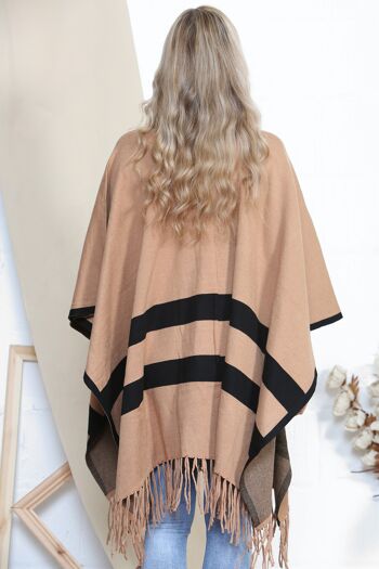 Poncho camel rayé à pompons 3