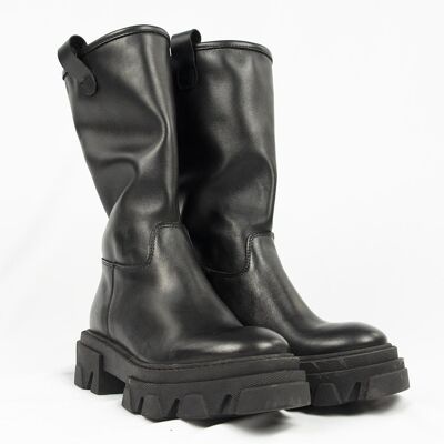 TR 1033 BOOTS IN BLACK