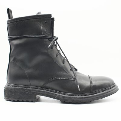 TR1001 Low Boot in black