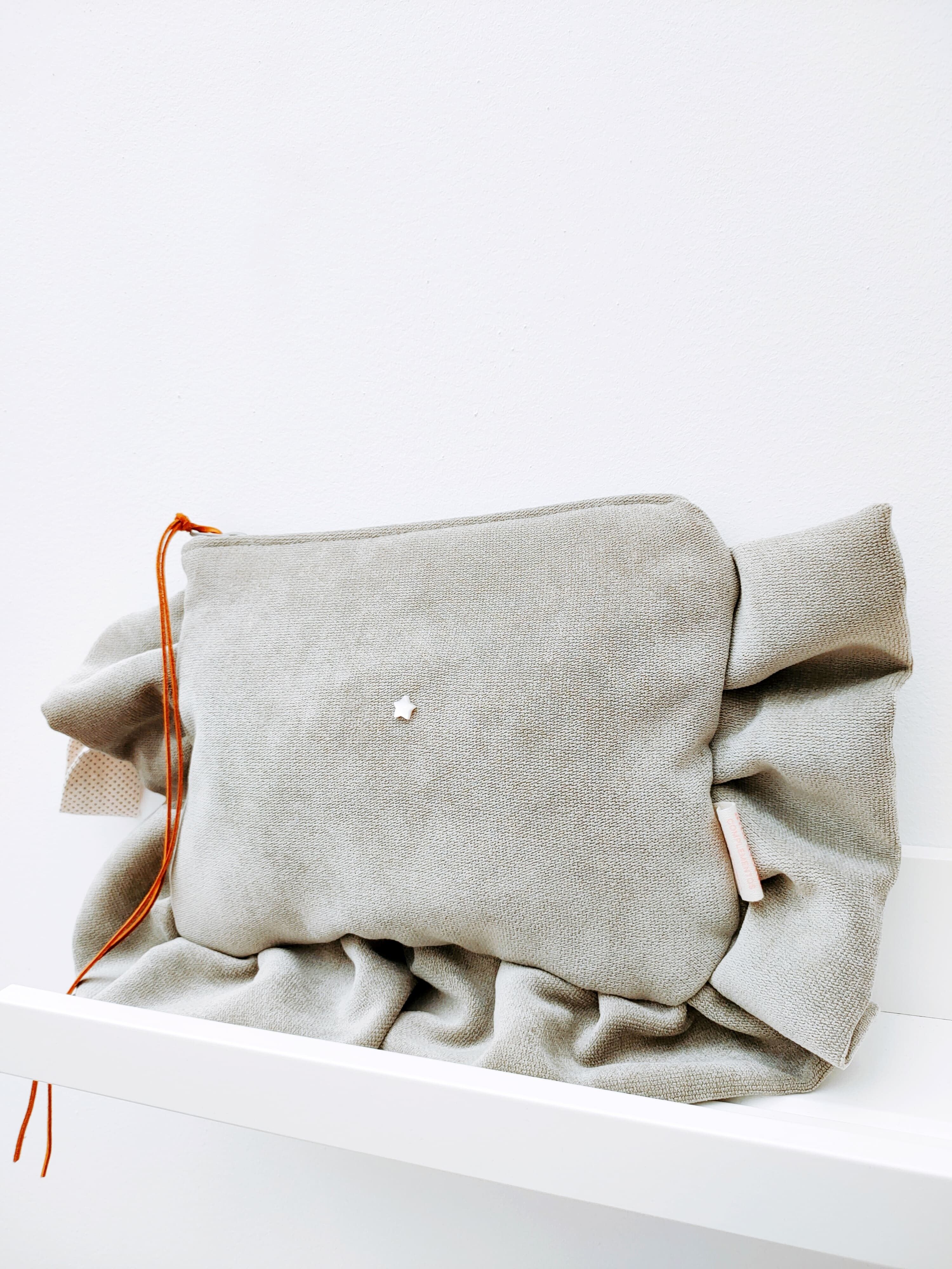 Pochette in camoscio grigio Maui