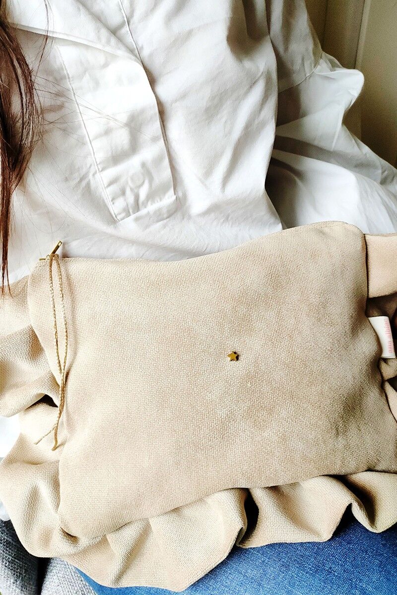 Pochette Maui in velluto marrone chiaro