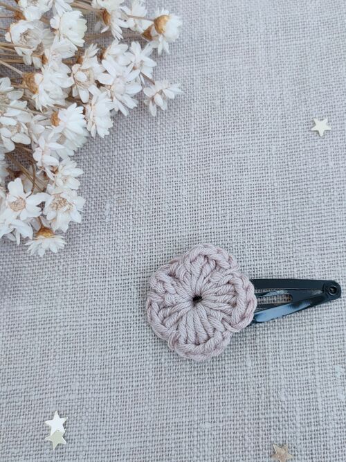 Clip crochet flor rosa empolvado