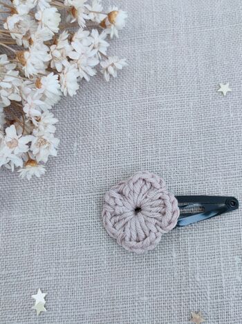 Pince au crochet fleur rose poudré