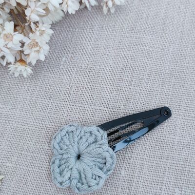 Pince crochet fleur grise