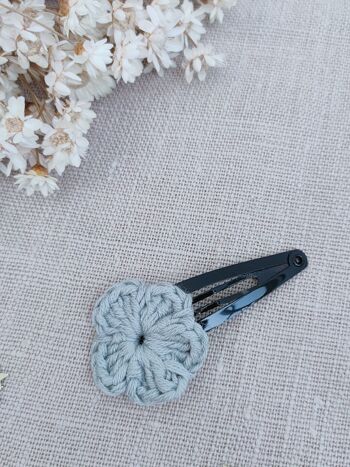 Pince crochet fleur grise