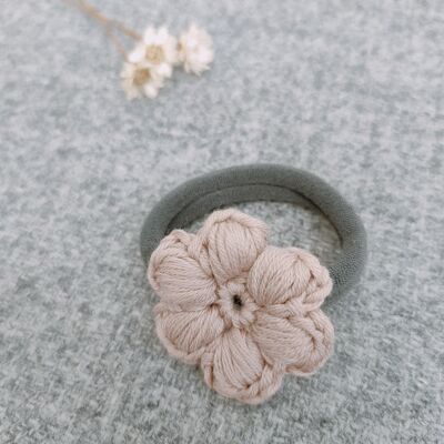 Chouchou fleur au crochet rose poudré