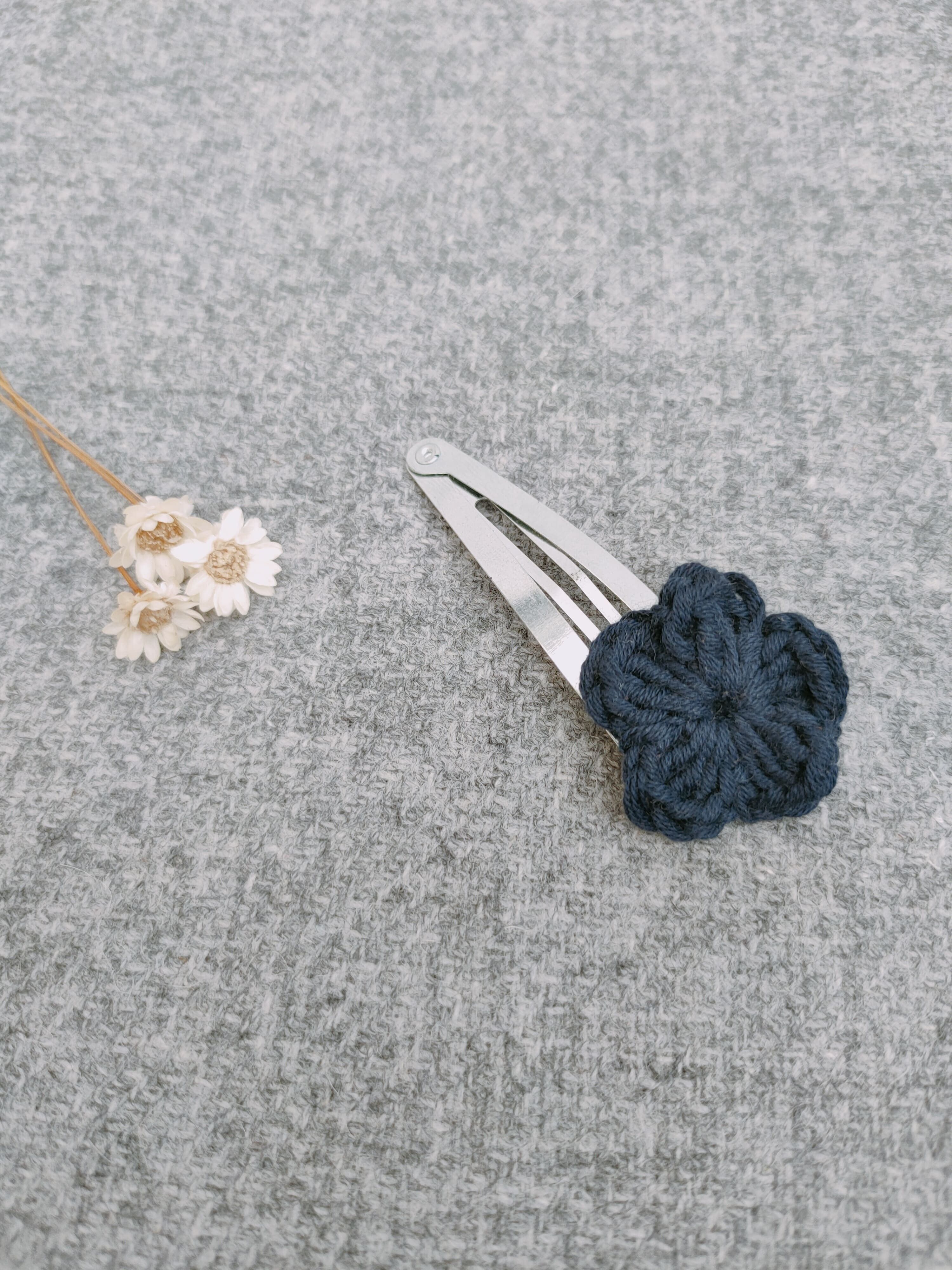 Clip all'uncinetto con fiori blu navy