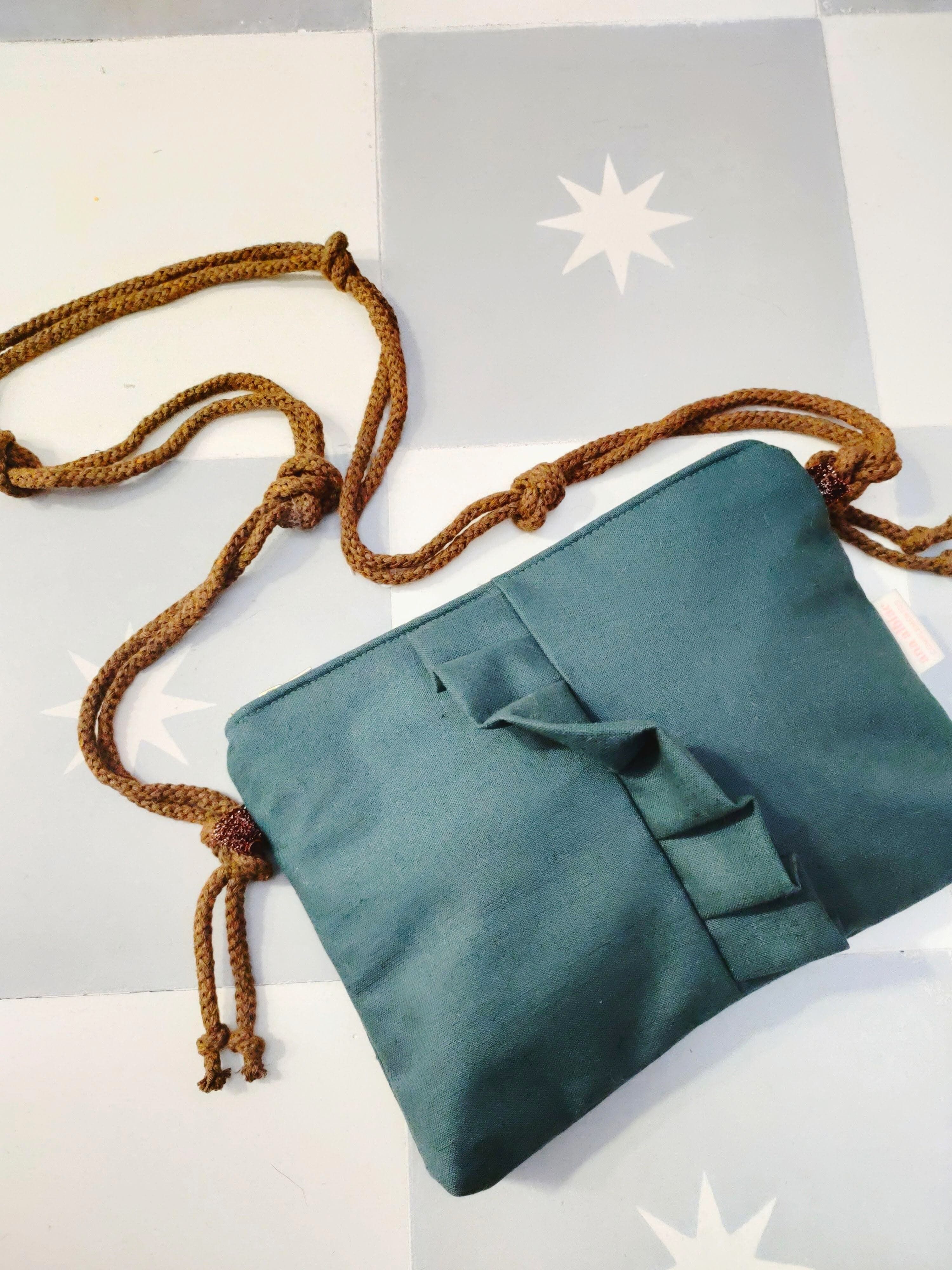 Borsa a spalla Cíes in lino cerato blu oceano