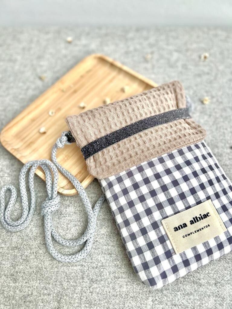 Borsa per cellulare grigia a quadretti