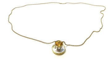 Collier acier inoxydable doré avec tasse à thé et soucoupe blanc 1