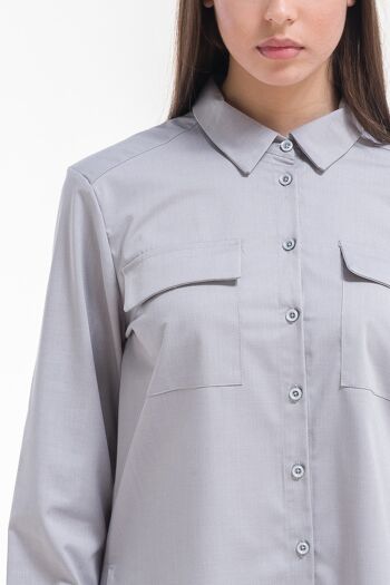 Chemise gris clair avec poches plaquées 7