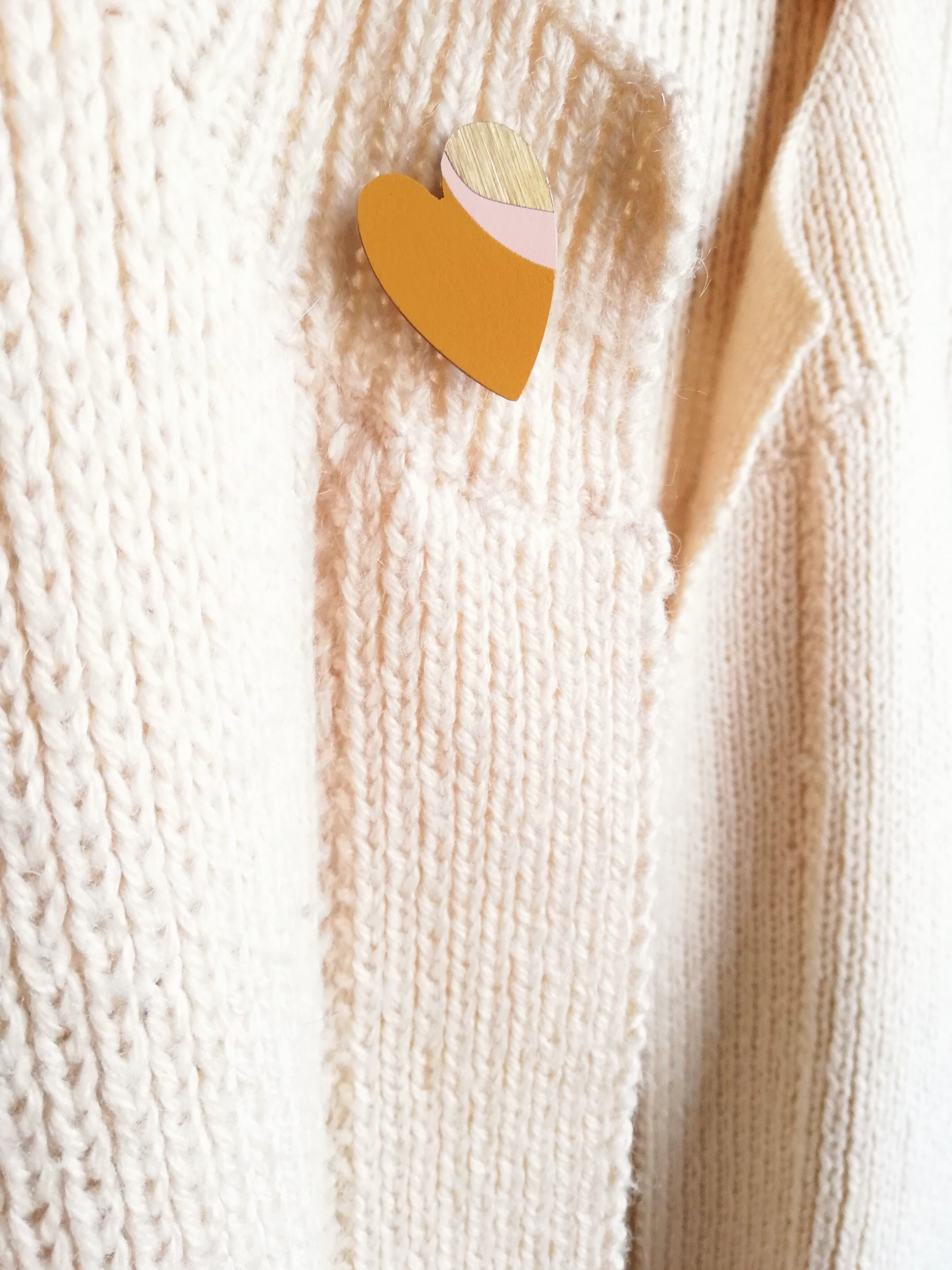 Broche de corazón *Love* de fórmica, ligero y colorido, en color amarillo mostaza. Hecho a mano en Francia.