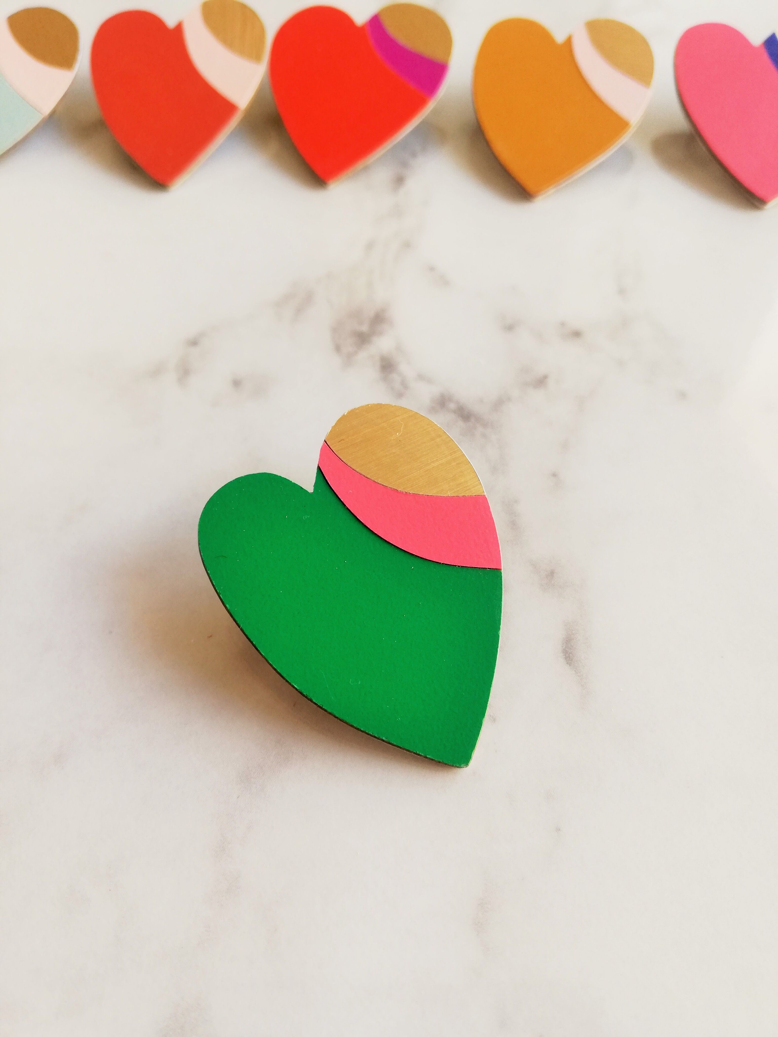 Bunte und leichte *Love* dschungelgrüne Herzbrosche aus Resopal - handgefertigt in Frankreich