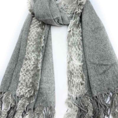 Plain scarf with fur