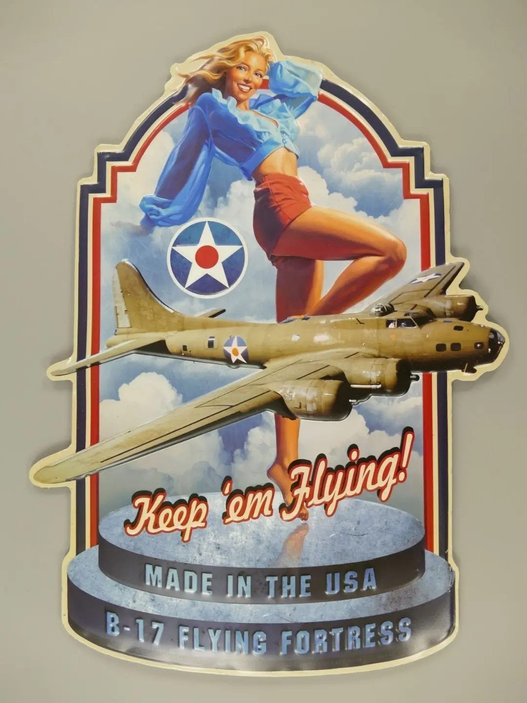 Compra Pin up sign: Keep em Flying - B-17 Flying Fortress al por mayor