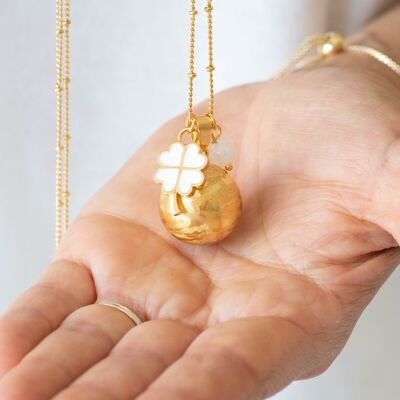 Colgante de trébol de perlas de piedra lunar de oro amarillo cepillado bola de embarazo