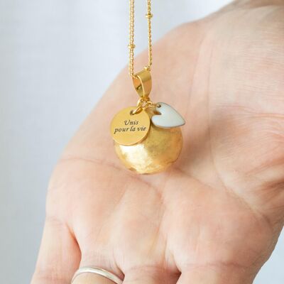 Gebürstete Schwangerschafts-Bola-Medaille aus Gelbgold mit Herzgravur aus Perlmutt