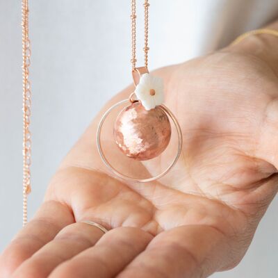 Schwangerschafts-Bola Blumen-Charm-Ring aus gebürstetem Roségold-Perlmutt