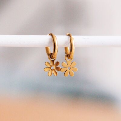 CB358: Stainless steel hoop earrings with daisy flower - gold