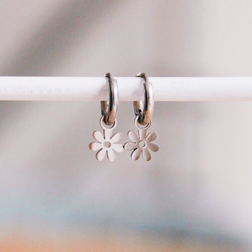 CB359: Stainless steel hoop earrings with daisy flower - silver