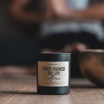 Bougie parfumée avec dicton | Choisissez souvent la gentillesse et l'amour | Bougie cire de soja en verre noir 5