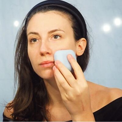 Solid face cleanser with make-up removal action