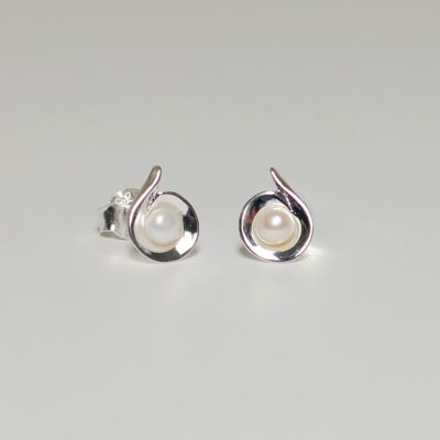 Ear studs made of 925 silver with a pearl