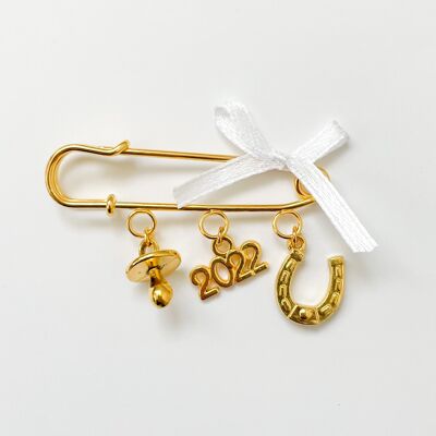 Anstecknadel Glücksbringer als Geschenk zur Geburt oder Taufe mit 3 Charms und Schleife