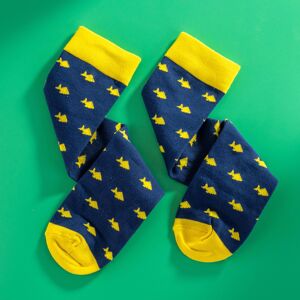 Chaussettes bleues en coton égyptien pour hommes avec des poissons jaunes dessus