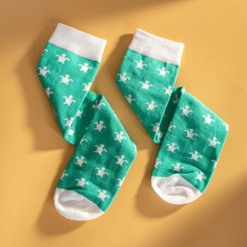 Chaussettes Aqua Blue Green en coton égyptien pour hommes avec des tortues blanches dessus 1