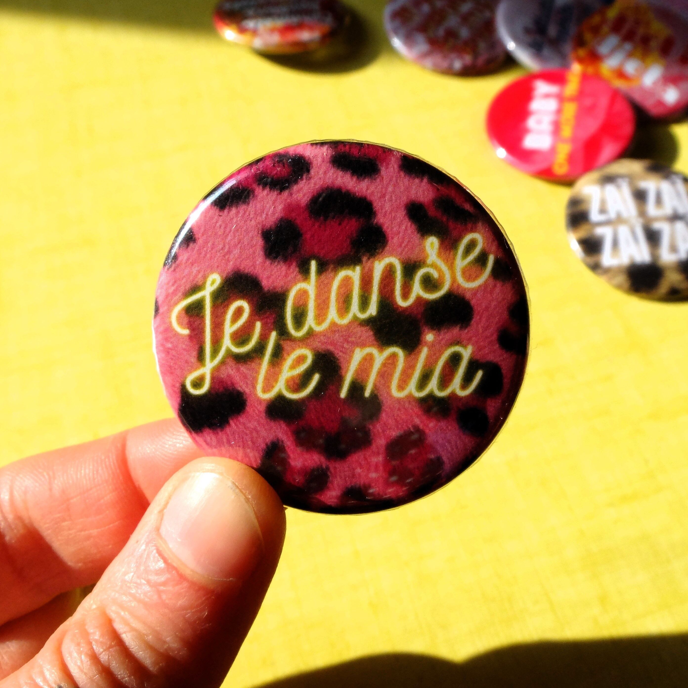 Distintivo della canzone / I Dance the Mia IAM (spilla)